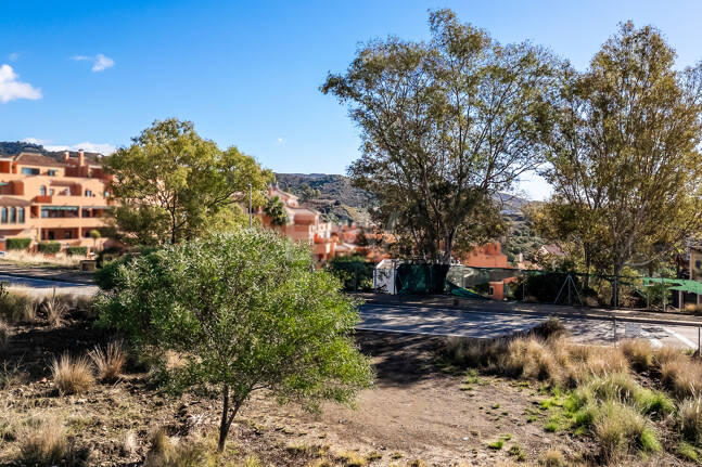 Plot med bygglicens och havsutsikt i Elviria