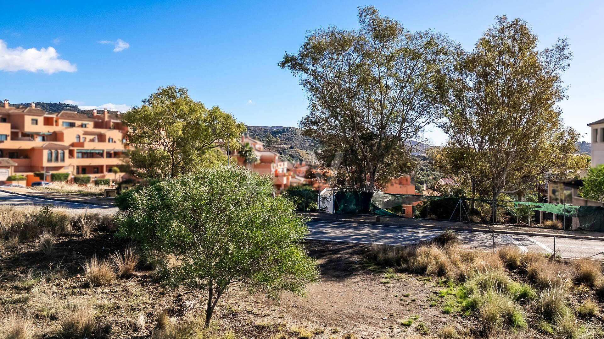 Plot med bygglicens och havsutsikt i Elviria