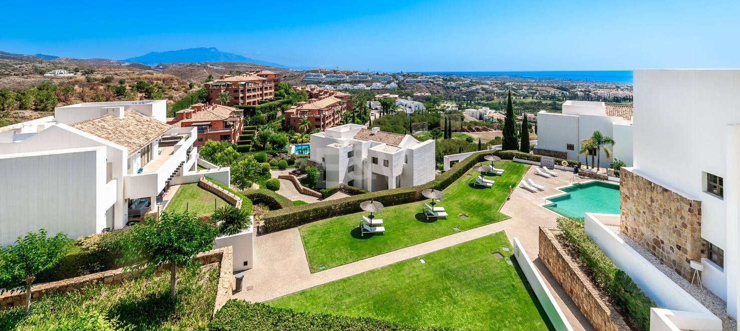 Spacious penthouse in Los Flamingos Golf with amazing panoramic sea views