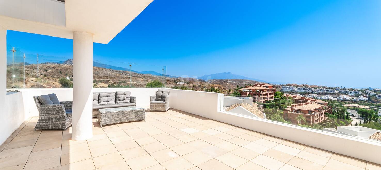 Spacious penthouse in Los Flamingos Golf with amazing panoramic sea views