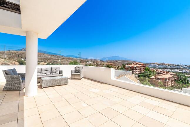 Geräumiges Penthouse im Los Flamingos Golf mit atemberaubendem Panoramablick auf das Meer