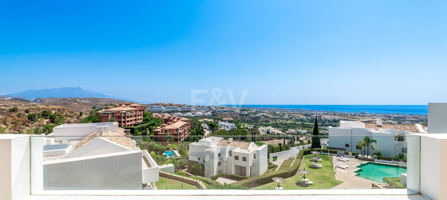 Spacious penthouse in Los Flamingos Golf with amazing panoramic sea views