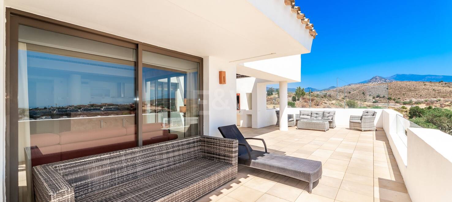 Spacious penthouse in Los Flamingos Golf with amazing panoramic sea views