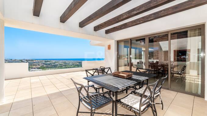 Spacious penthouse in Los Flamingos Golf with amazing panoramic sea views