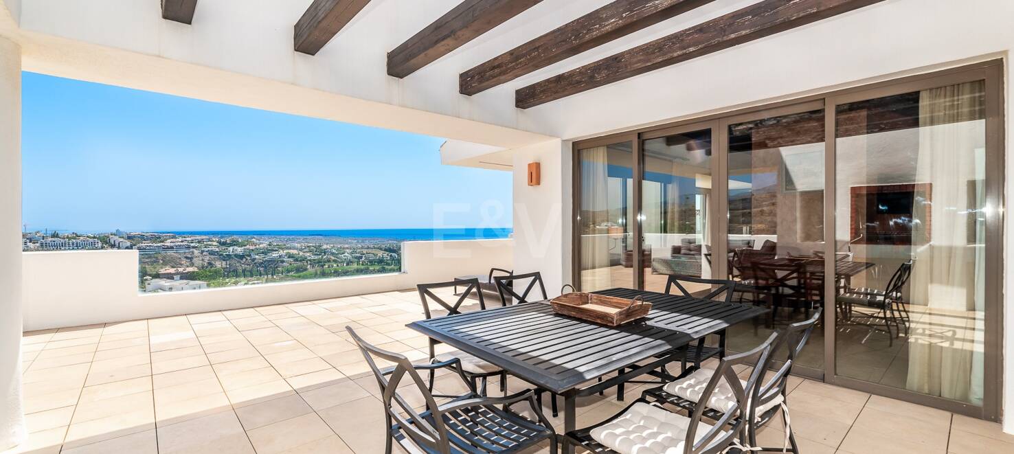 Spacious penthouse in Los Flamingos Golf with amazing panoramic sea views