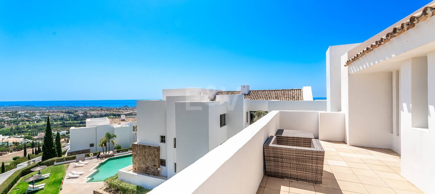 Spacious penthouse in Los Flamingos Golf with amazing panoramic sea views