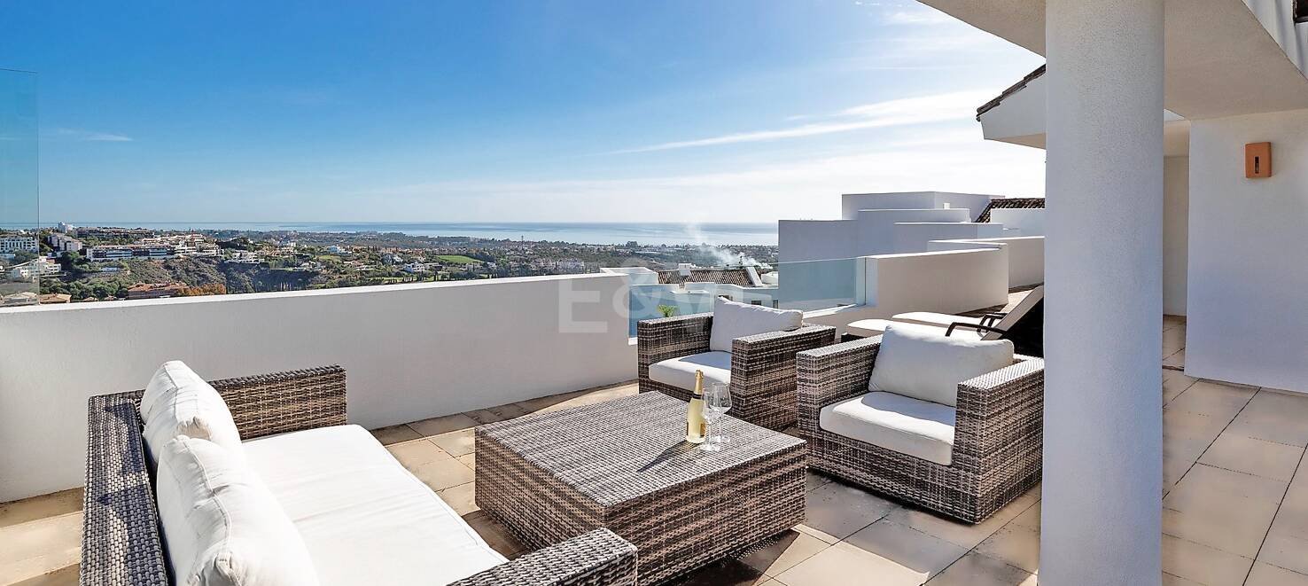 Spacious penthouse in Los Flamingos Golf with amazing panoramic sea views