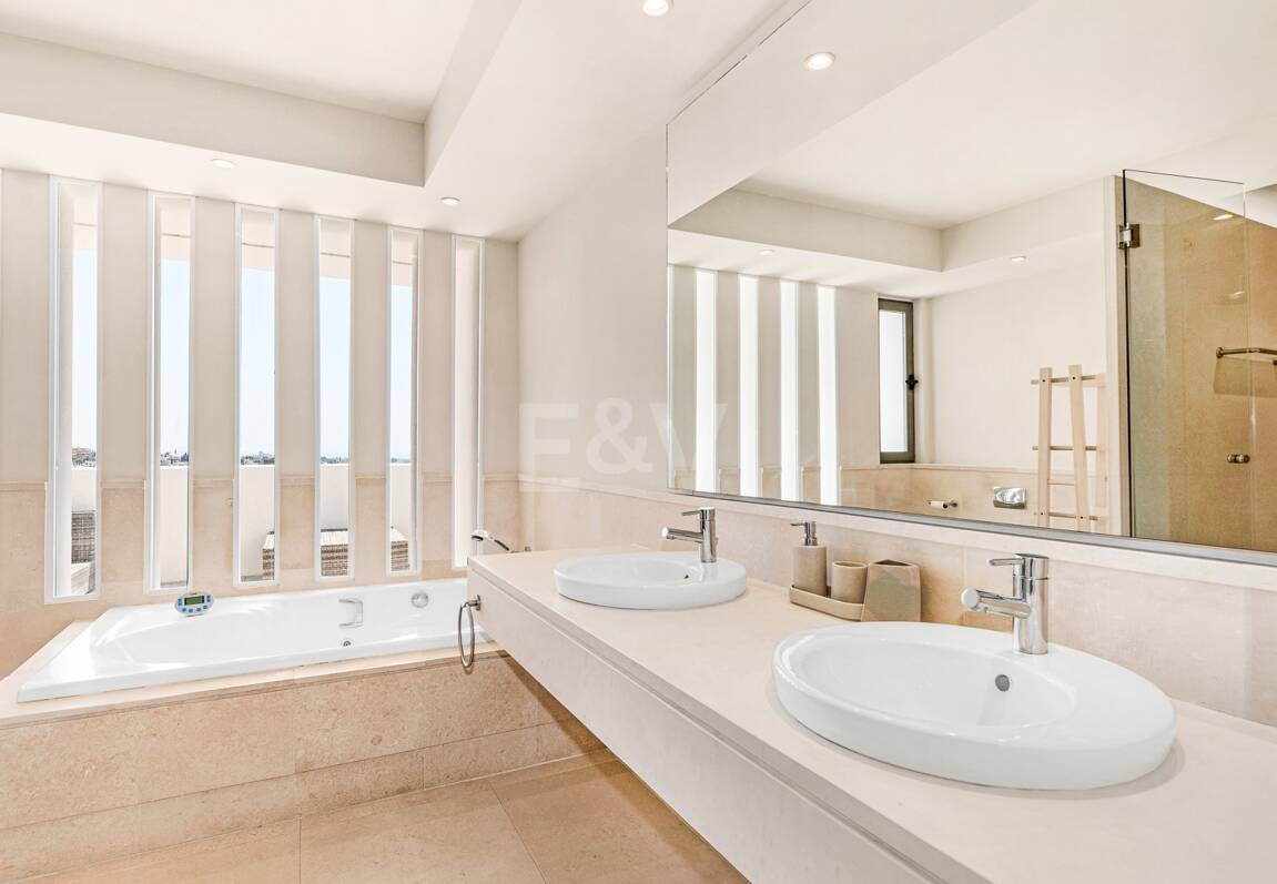 Geräumiges Penthouse im Los Flamingos Golf mit atemberaubendem Panoramablick auf das Meer