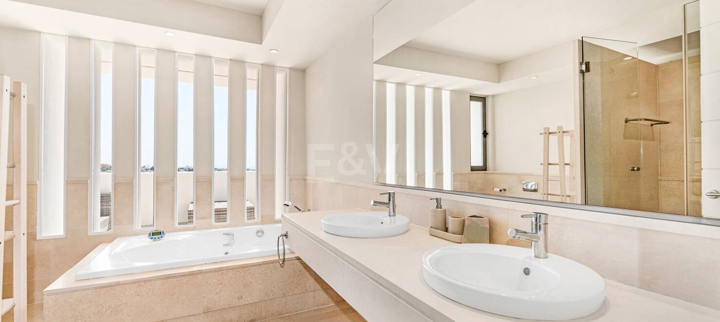 Spacious penthouse in Los Flamingos Golf with amazing panoramic sea views