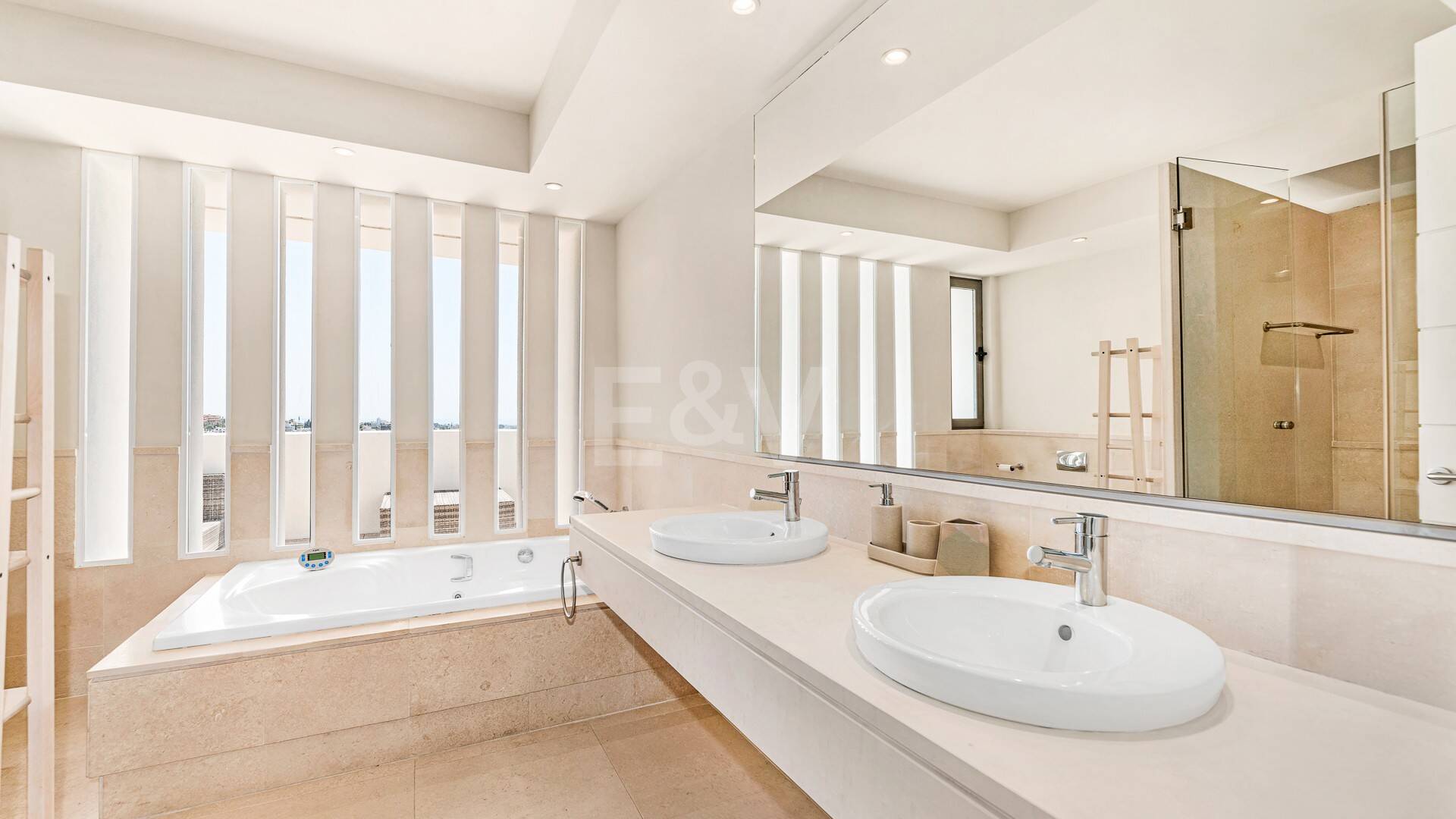 Geräumiges Penthouse im Los Flamingos Golf mit atemberaubendem Panoramablick auf das Meer