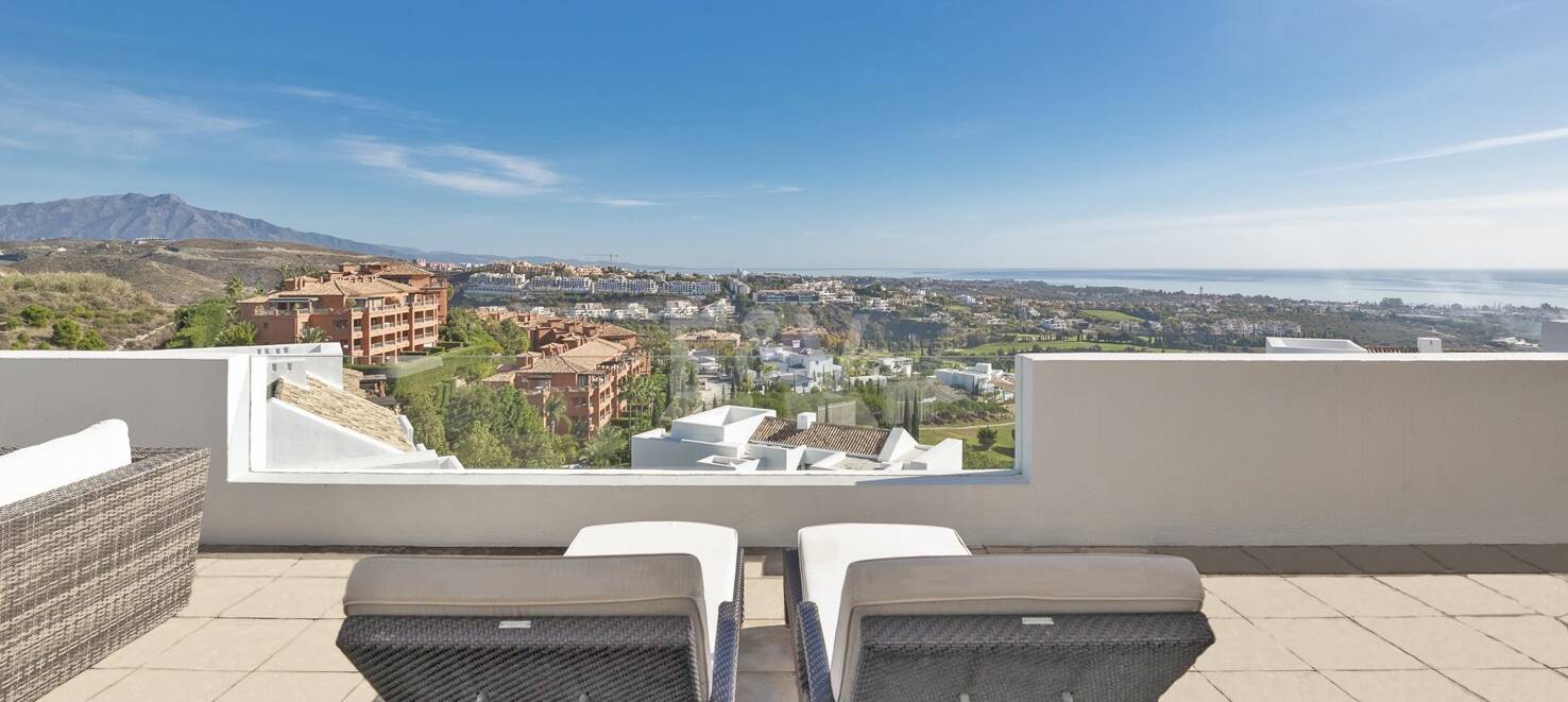 Spacious penthouse in Los Flamingos Golf with amazing panoramic sea views