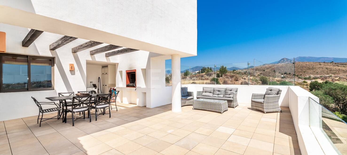 Spacious penthouse in Los Flamingos Golf with amazing panoramic sea views