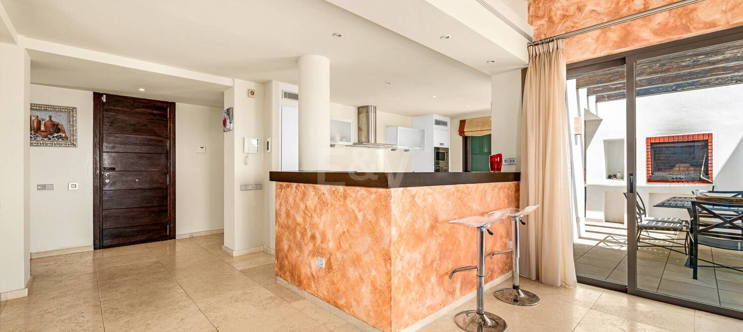 Spacious penthouse in Los Flamingos Golf with amazing panoramic sea views