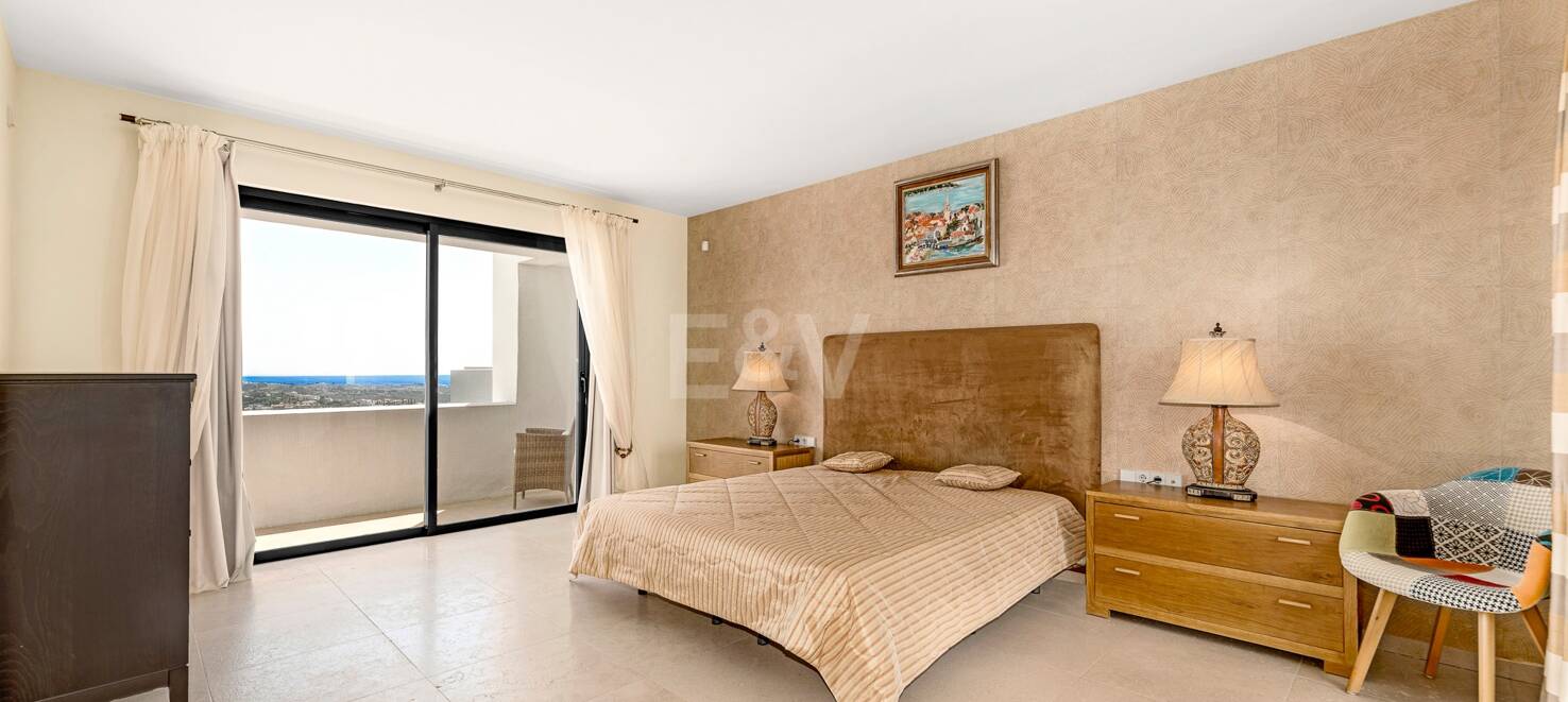 Spacious penthouse in Los Flamingos Golf with amazing panoramic sea views