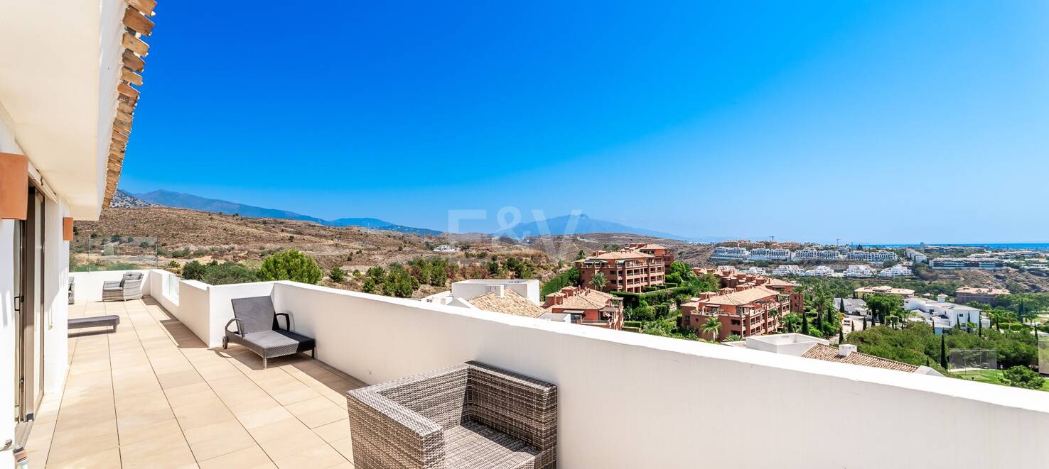 Spacious penthouse in Los Flamingos Golf with amazing panoramic sea views