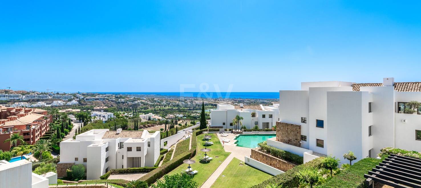 Spacious penthouse in Los Flamingos Golf with amazing panoramic sea views