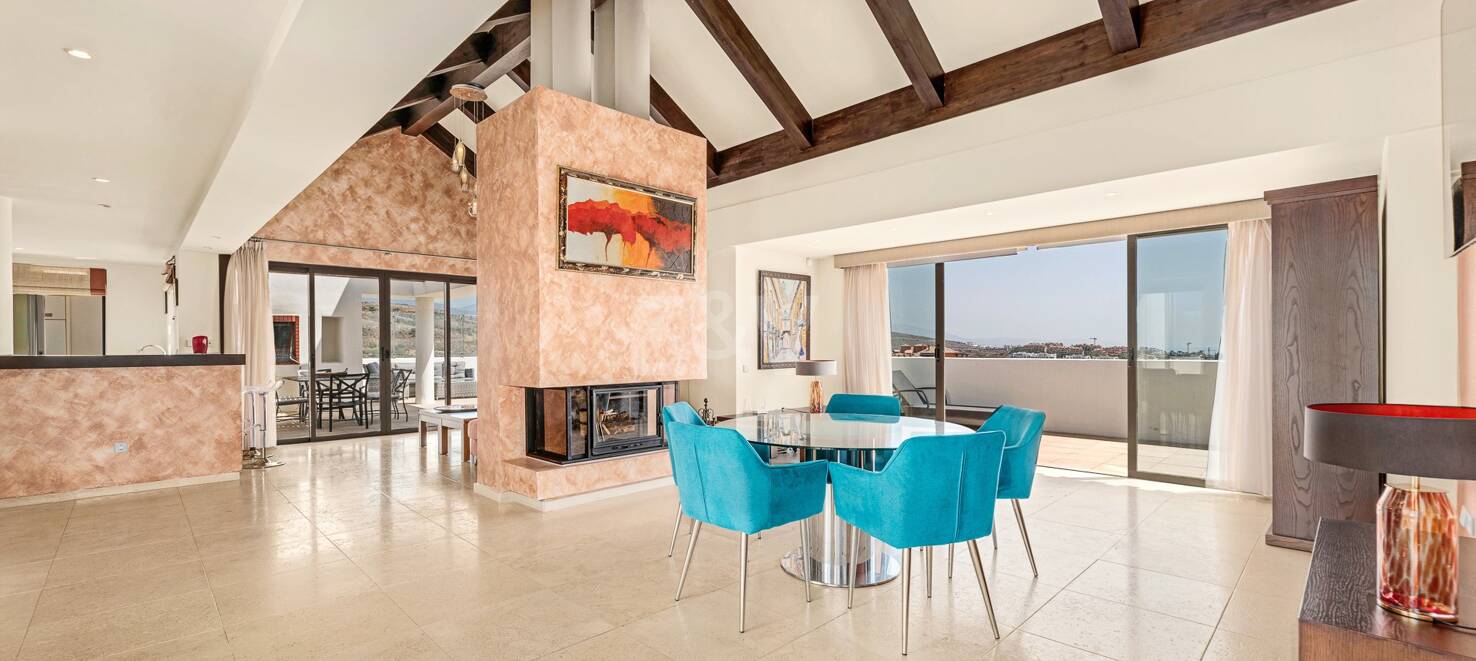 Spacious penthouse in Los Flamingos Golf with amazing panoramic sea views
