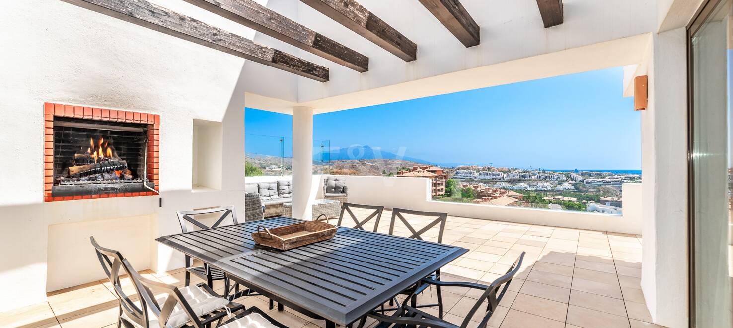 Spacious penthouse in Los Flamingos Golf with amazing panoramic sea views