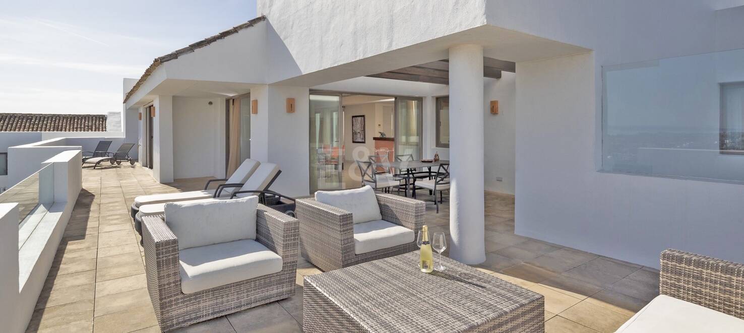 Spacious penthouse in Los Flamingos Golf with amazing panoramic sea views