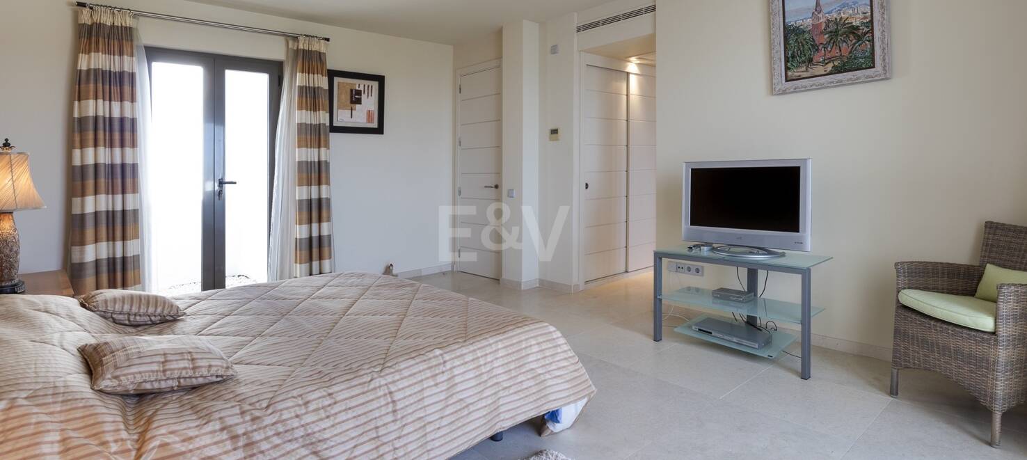 Spacious penthouse in Los Flamingos Golf with amazing panoramic sea views
