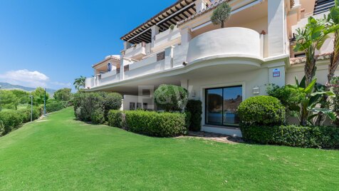 Atemberaubend Golf-Front-Wohnung in Capanes Del Golf, Benahavís.