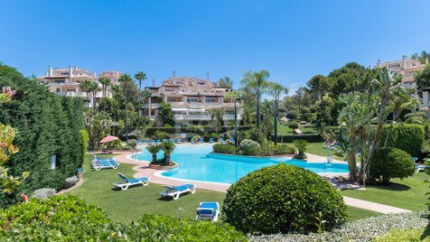 Atemberaubend Golf-Front-Wohnung in Capanes Del Golf, Benahavís.