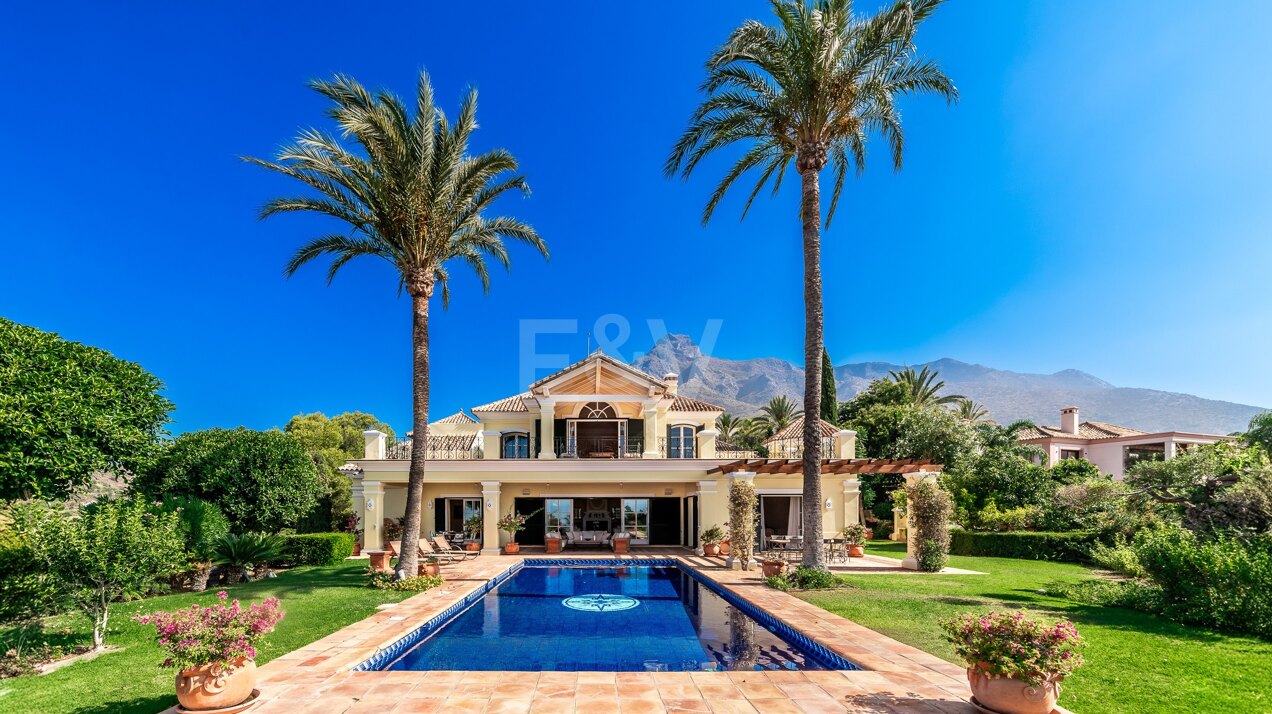 Herausragende klassische Villa in Marbella Hill Club II mit Panoramablick