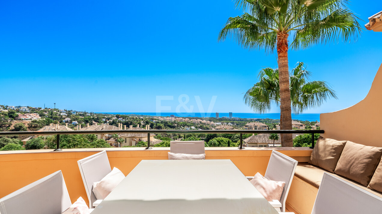 Geräumige moderne 3-Zimmer-Wohnung in Elviria Hills mit herrlichem Meerblick