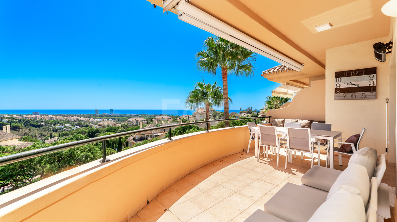 Geräumige moderne 3-Zimmer-Wohnung in Elviria Hills mit herrlichem Meerblick