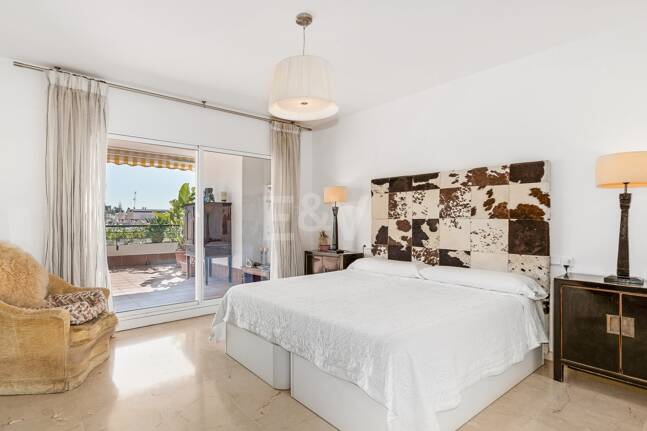 Ático duplex en Guadalmina en primera línea de golf con vistas a La Concha