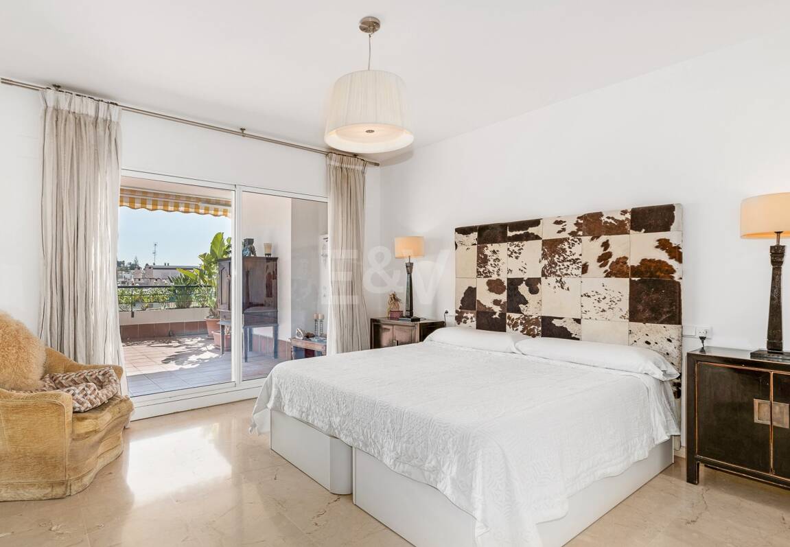 Ático duplex en Guadalmina en primera línea de golf con vistas a La Concha