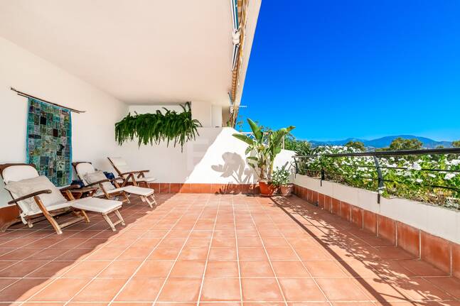 Ático duplex en Guadalmina en primera línea de golf con vistas a La Concha