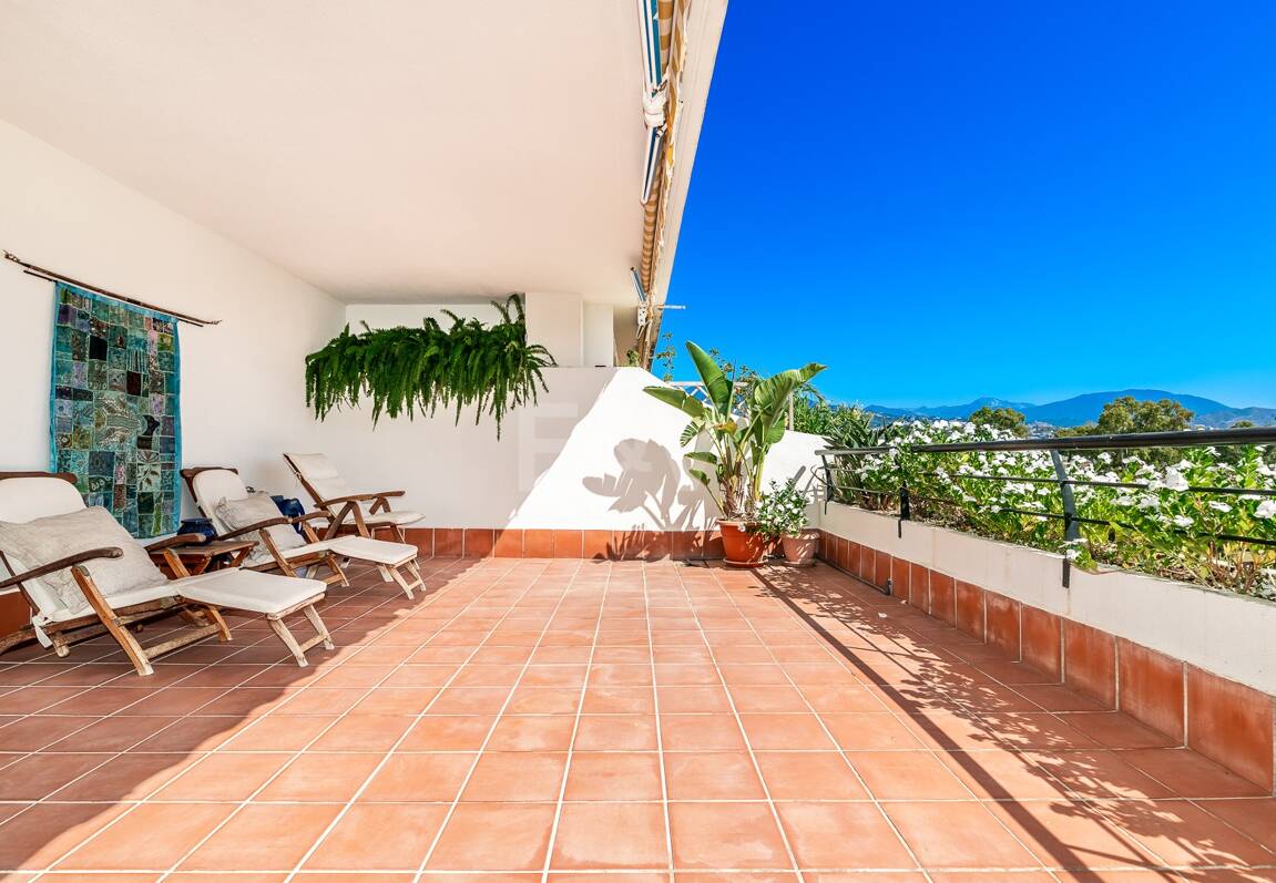 Ático duplex en Guadalmina en primera línea de golf con vistas a La Concha