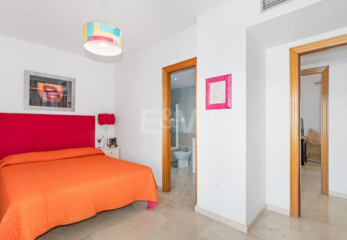 Ático duplex en Guadalmina en primera línea de golf con vistas a La Concha