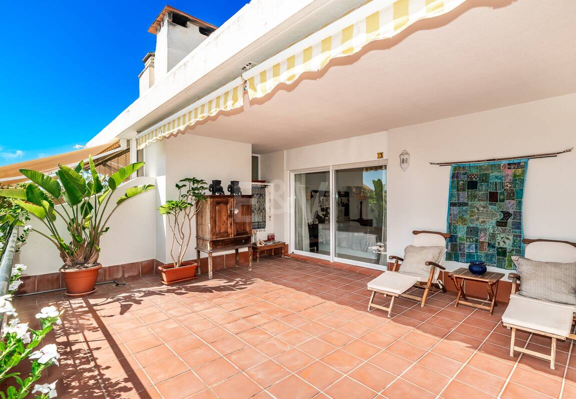 Ático duplex en Guadalmina en primera línea de golf con vistas a La Concha