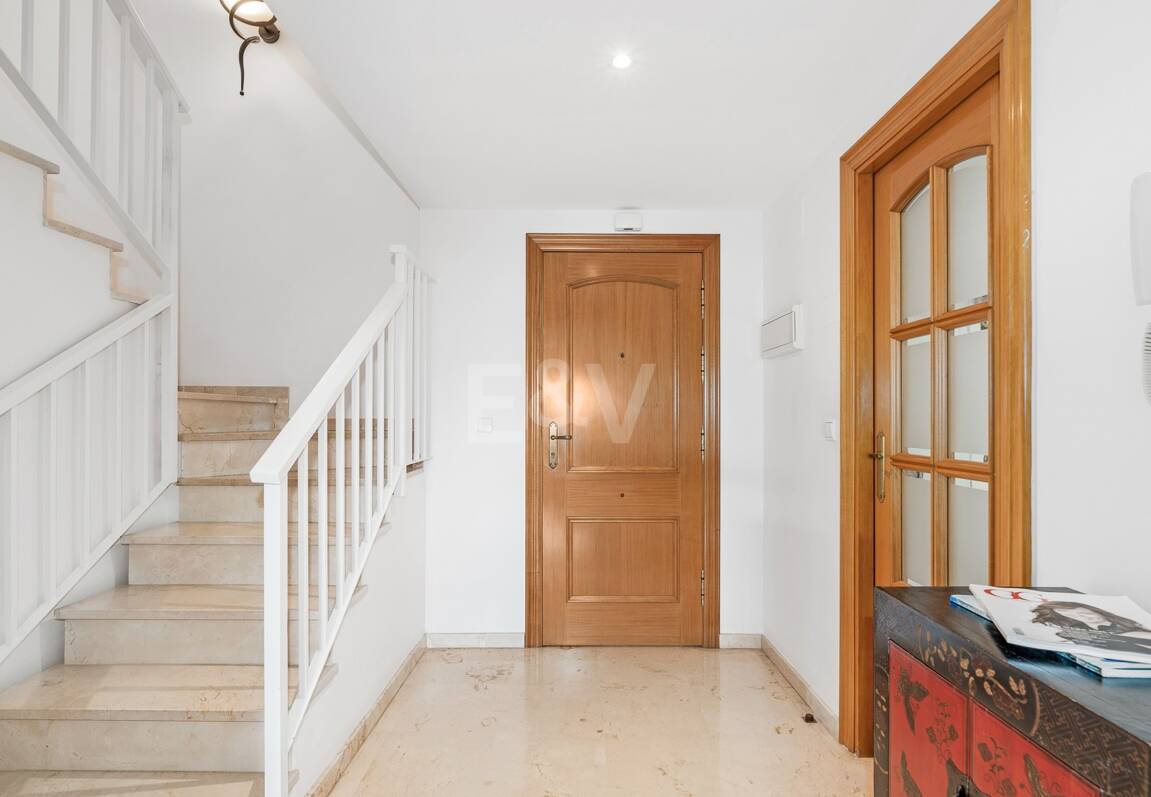 Ático duplex en Guadalmina en primera línea de golf con vistas a La Concha