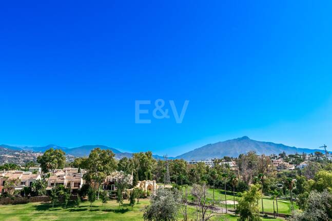 Ático duplex en Guadalmina en primera línea de golf con vistas a La Concha