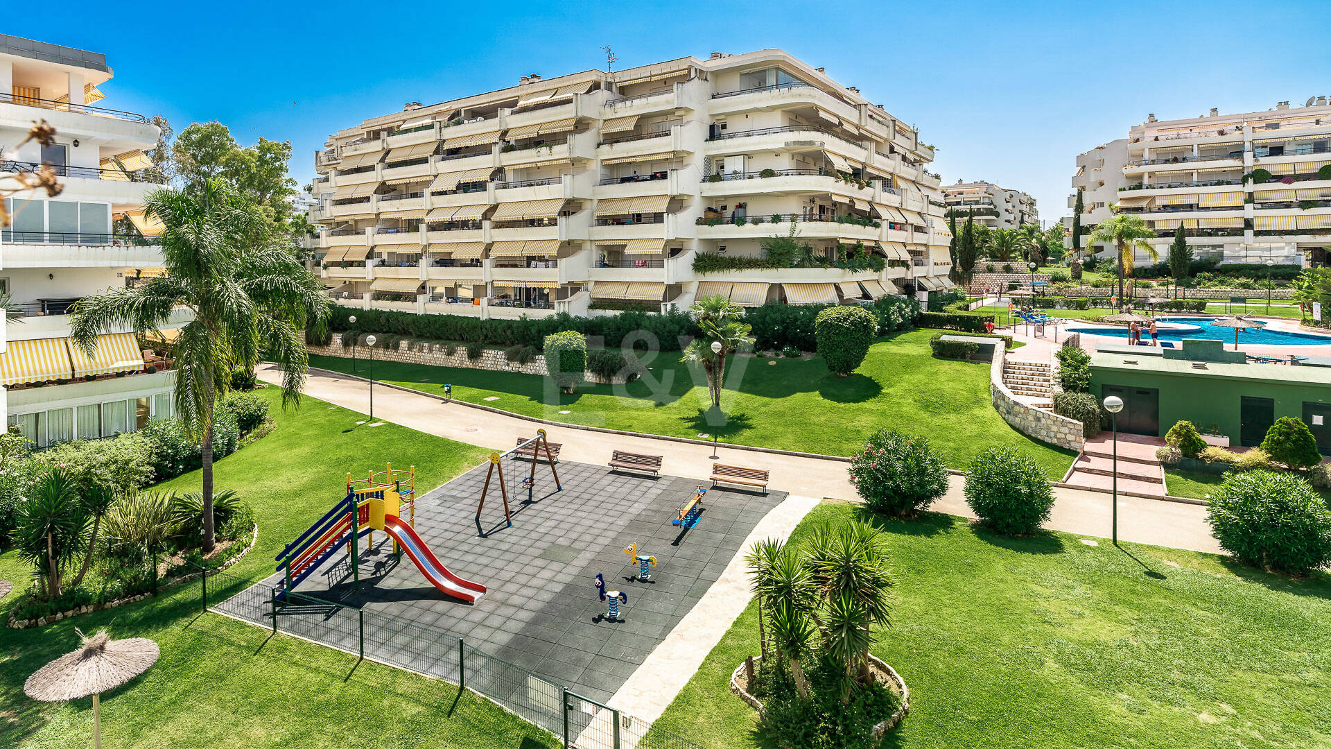 Ático duplex en Guadalmina en primera línea de golf con vistas a La Concha