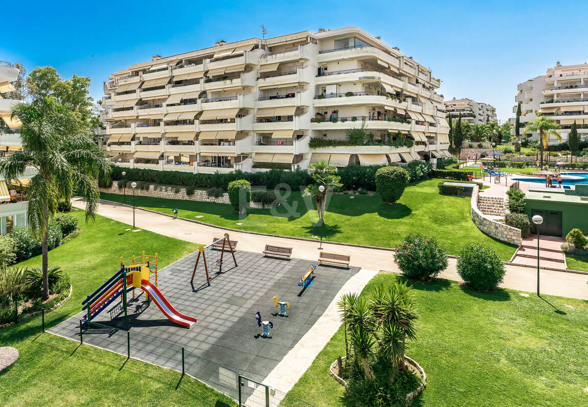 Ático duplex en Guadalmina en primera línea de golf con vistas a La Concha