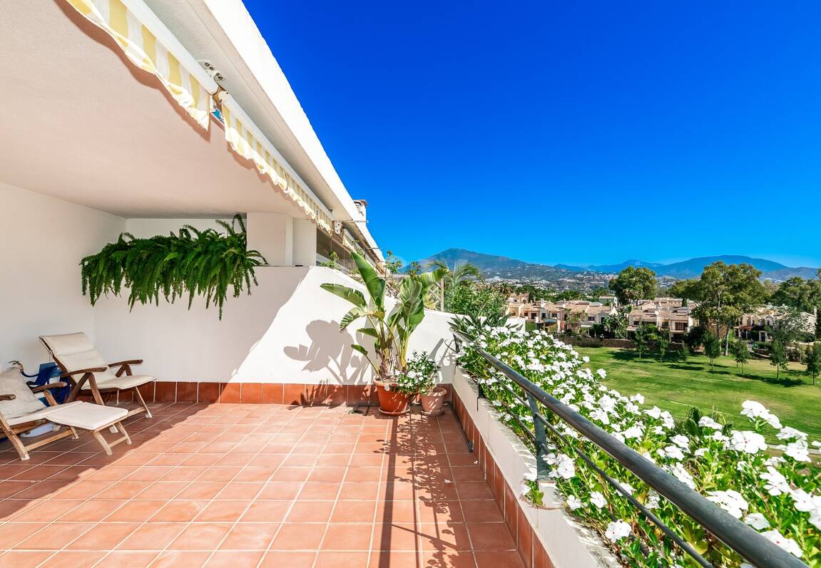 Ático duplex en Guadalmina en primera línea de golf con vistas a La Concha