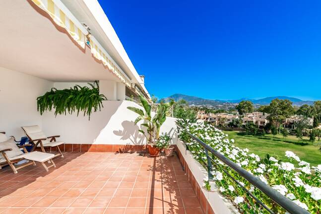 Ático duplex en Guadalmina en primera línea de golf con vistas a La Concha