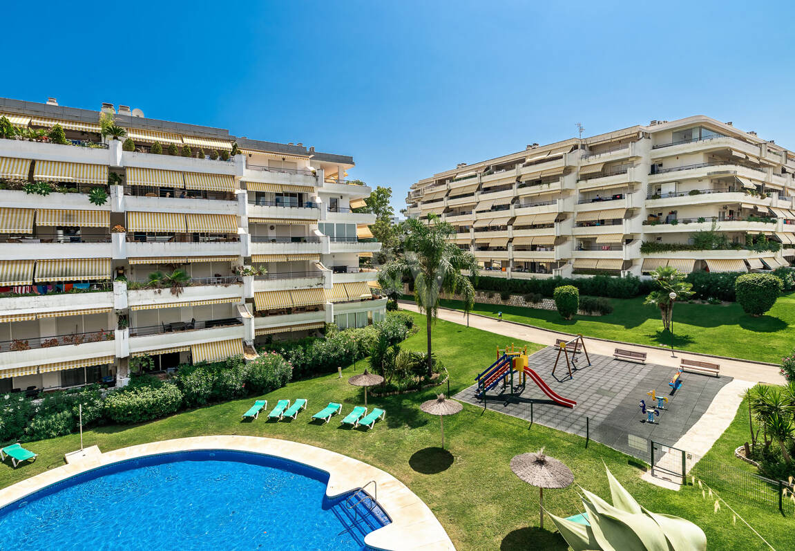 Ático duplex en Guadalmina en primera línea de golf con vistas a La Concha