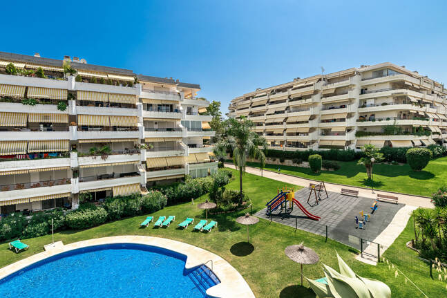 Ático duplex en Guadalmina en primera línea de golf con vistas a La Concha