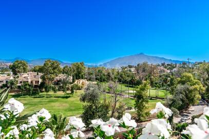 Ático duplex en Guadalmina en primera línea de golf con vistas a La Concha