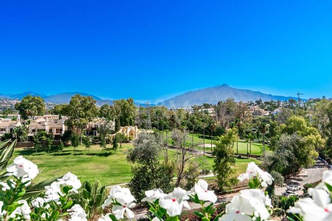Ático duplex en Guadalmina en primera línea de golf con vistas a La Concha