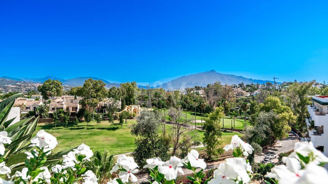 Ático duplex en Guadalmina en primera línea de golf con vistas a La Concha