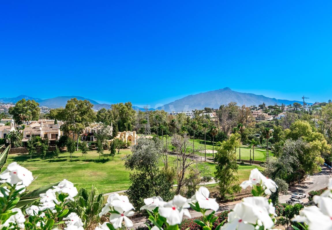 Ático duplex en Guadalmina en primera línea de golf con vistas a La Concha