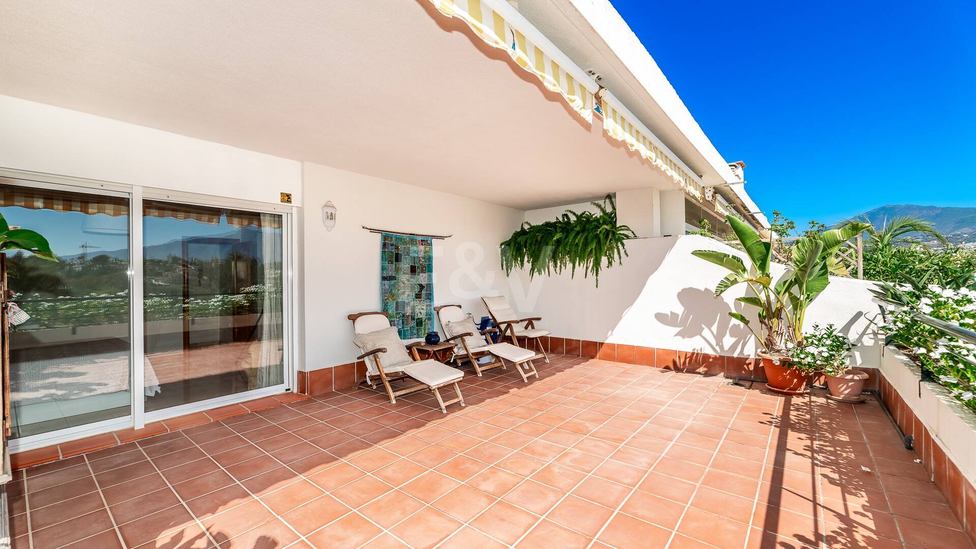 Ático duplex en Guadalmina en primera línea de golf con vistas a La Concha