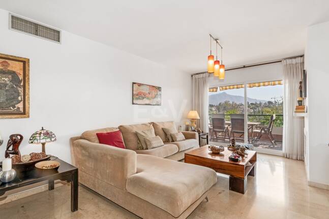 Ático duplex en Guadalmina en primera línea de golf con vistas a La Concha