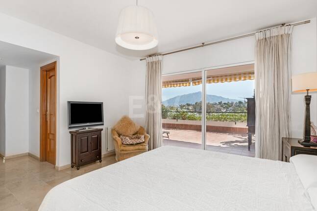 Ático duplex en Guadalmina en primera línea de golf con vistas a La Concha